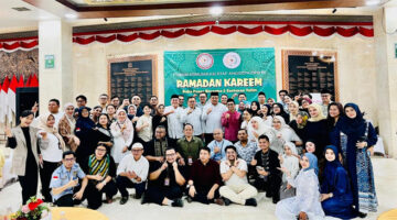 caption foto:
Suasana pose bersama di sela-sela kegiatana buka puasa bersama ratusan Staf Ahli dan Staf Administrasi DPD RI serta jajaran Kesetjenan DPD RI.