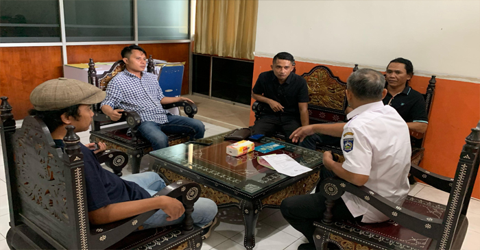 FR NTB saat hearing (dialog) dengan Dinas Dikbud NTB untuk mempertanyakan dugaan penyalahgunaan aset daerah di Kauman, Praya Tengah, Kabupaten Lombok Tengah, Rabu (19/3/2025).