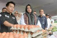 Wagub NTB, Hj Indah Dhamayanti Putri saat meninjau bahan pokok masyarakat yang tersedian di Gerakan Pangan Murah (GPM), yang berlangsung di Halaman LPP TVRI NTB, Mataram (19/3/25).