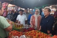 Gubernur NTB, Lalu Muhamad Iqbal saat berdialog dengan para pedagang di Pasar Tanah Mira, Kabupaten Sumbawa Barat (KSB), Minggu (9/3/2025).