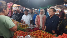 Gubernur NTB, Lalu Muhamad Iqbal saat berdialog dengan para pedagang di Pasar Tanah Mira, Kabupaten Sumbawa Barat (KSB), Minggu (9/3/2025).