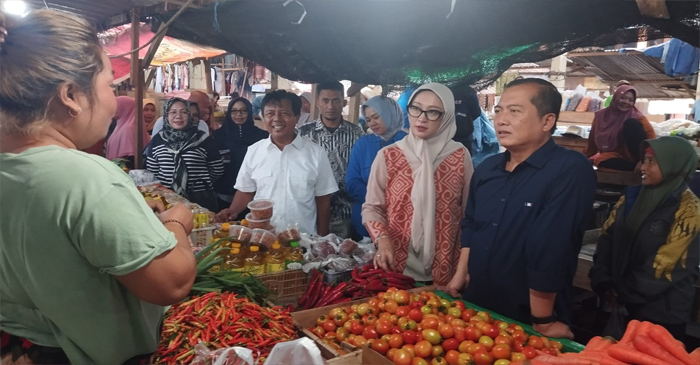 Gubernur NTB, Lalu Muhamad Iqbal saat berdialog dengan para pedagang di Pasar Tanah Mira, Kabupaten Sumbawa Barat (KSB), Minggu (9/3/2025).