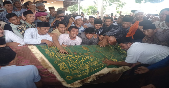 Ini ribuan pelayat mengiringi pemakaman jenazah Guru Abdul Muqib Mutawalli Jerowaru.