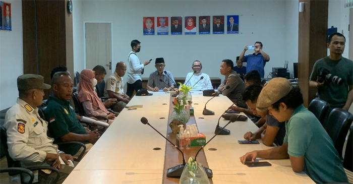 Suasana hearing FR NTB ke Kantor BPKAD NTB terkait aset Pemprov di Kauman, Praya Kabupaten Lombok Tengah, Jumat (21/3/2025).