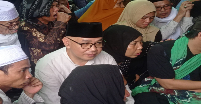 Ketua DPRD Lotim, Muh Yusri yang ikut berdesakan di antara ribuan pelayat lainnya untuk mencapai tempat di samping liang lahat Almarhum Guru Abdul Muqib Mutawalli Jerowaru.