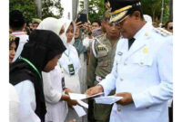 Bupati Lotim, H Khairul Warisin saat menyantuni anak yatim piatu usai Sertijab.