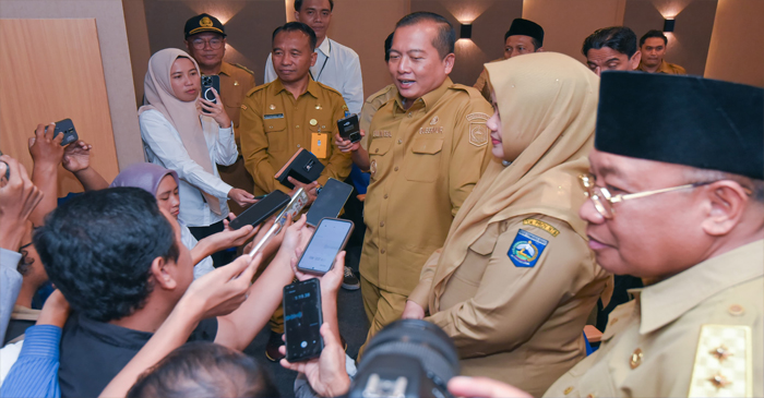 Gubernur NTB, H Lalu Muhamad Iqbal didampingi Wagub NTB, Hj Indah Dhamayanti Putri; Sekda NTB, HL Gita Ariadi; dan Kadis Kominfotik NTB, Najamuddin Amy saat memberikan keterangan pers kepada awak media di sela-sela mengunjungi Command Center, Senin (3/3/2025).