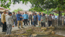 Gubernur NTB, Lalu Muhamad Iqba saat turun langsung meninjau lokasi terdampak bencana banjir di wilayah Desa Nanga Wera, Kecamatan Wera, Kabupaten Bima.