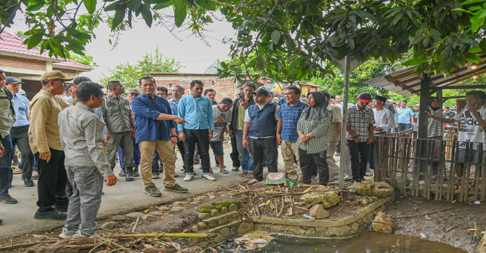 Gubernur NTB, Lalu Muhamad Iqba saat turun langsung meninjau lokasi terdampak bencana banjir di wilayah Desa Nanga Wera, Kecamatan Wera, Kabupaten Bima.