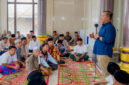 Gubernur NTB, Lalu Muhamad Iqbal saat memberikan sambutan di sela-sela melaksanakan shalat zuhur berjamaah di Masjid Babussalam Awang, Kabupaten Lombok Tengah, Sabtu (15/3/2025).