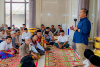 Gubernur NTB, Lalu Muhamad Iqbal saat memberikan sambutan di sela-sela melaksanakan shalat zuhur berjamaah di Masjid Babussalam Awang, Kabupaten Lombok Tengah, Sabtu (15/3/2025).