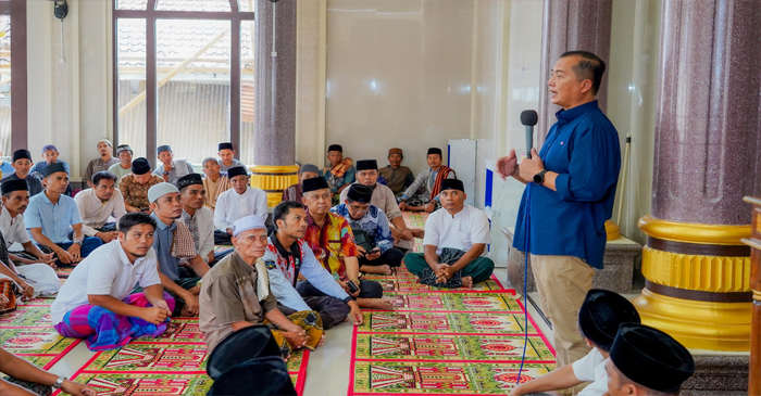 Gubernur NTB, Lalu Muhamad Iqbal saat memberikan sambutan di sela-sela melaksanakan shalat zuhur berjamaah di Masjid Babussalam Awang, Kabupaten Lombok Tengah, Sabtu (15/3/2025).