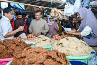 Gubernur NTB, Lalu Muhamad Iqbal bersama Wabup Lotim, H Moh Edwin Hadiwijaya saat turun ke Pasar Keruak guna memastikan harga bahan pokok tetap stabil.