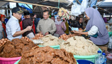 Gubernur NTB, Lalu Muhamad Iqbal bersama Wabup Lotim, H Moh Edwin Hadiwijaya saat turun ke Pasar Keruak guna memastikan harga bahan pokok tetap stabil.