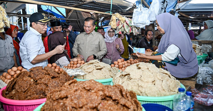 Gubernur NTB, Lalu Muhamad Iqbal bersama Wabup Lotim, H Moh Edwin Hadiwijaya saat turun ke Pasar Keruak guna memastikan harga bahan pokok tetap stabil.