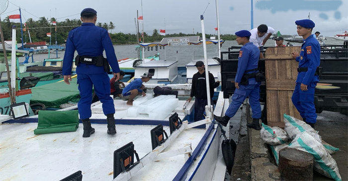 Anggota Direktorat Polairud Polda NTB saat menggelar patroli kawasan pesisir, pada Minggu (9/3/2025).