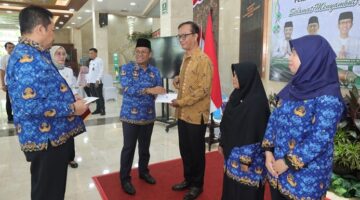 Suasana pemberian bingkisan kepada ASN, PPPK, PPNPN dan staf pendukung di lingkungan Setjen DPD RI.