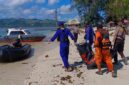 Personel Satpolair Polres Lombok Barat dan Basarnas Mataram saat mengevakuasi sosok mayat di pesisir pantai sebelah utara Gili Nanggu, Kecamatan Sekotong, Lombok Barat. 