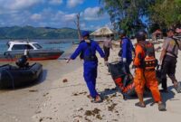 Personel Satpolair Polres Lombok Barat dan Basarnas Mataram saat mengevakuasi sosok mayat di pesisir pantai sebelah utara Gili Nanggu, Kecamatan Sekotong, Lombok Barat. 