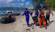 Personel Satpolair Polres Lombok Barat dan Basarnas Mataram saat mengevakuasi sosok mayat di pesisir pantai sebelah utara Gili Nanggu, Kecamatan Sekotong, Lombok Barat. 