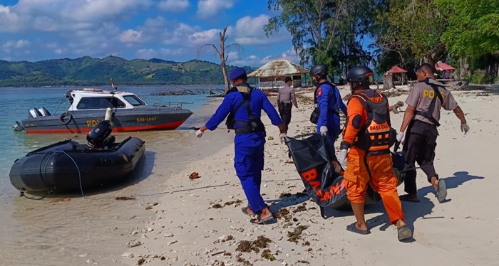 Personel Satpolair Polres Lombok Barat dan Basarnas Mataram saat mengevakuasi sosok mayat di pesisir pantai sebelah utara Gili Nanggu, Kecamatan Sekotong, Lombok Barat. 