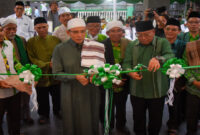 Suasana peresmian Gedung Kantor Pusat PB NWDI yang ditandai dengan pengguntingan pita oleh Sekda NTB, HL Gita Ariadi dan Ketua Umum PB NWDI, Tuan Guru Bajang (TGB) TGH Muhammad Zainul Majdi.