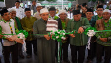 Suasana peresmian Gedung Kantor Pusat PB NWDI yang ditandai dengan pengguntingan pita oleh Sekda NTB, HL Gita Ariadi dan Ketua Umum PB NWDI, Tuan Guru Bajang (TGB) TGH Muhammad Zainul Majdi.