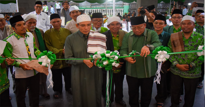 Suasana peresmian Gedung Kantor Pusat PB NWDI yang ditandai dengan pengguntingan pita oleh Sekda NTB, HL Gita Ariadi dan Ketua Umum PB NWDI, Tuan Guru Bajang (TGB) TGH Muhammad Zainul Majdi.