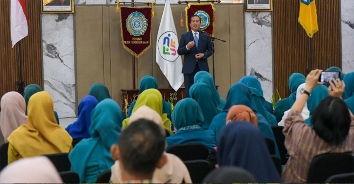 Gubernur NTB, Lalu Muhamad Iqbal saat memberikan sambutan pada acara pelantikan Tim Penggerak PKK Kabupaten/Kota se-NTB.