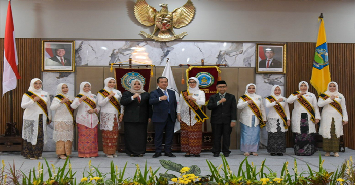 Gubernur NTB, Lalu Muhammad Iqbal (tengah) didampingi Ketua TP PKK NTB, Sinta Agathia saat pose bersama di sela-sela pelantikan Tim Penggerak PKK, TP Posyandu, Bunda PAUD, dan Ketua Dekranasda Kabupaten/Kota se-Provinsi NTB, yang berlangsung di Pendopo Tengah Gubernur NTB, Kamis (6/3/2025).