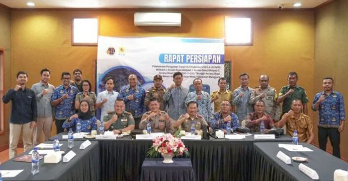 Suasana rapat persiapan pengadaan tanah access road STA 0+000 - 7+200 yang diselenggarakan oleh BPN Manggarai selaku ketua panitia pengadaan tanah dalam pengembangan Pembangkit Listrik Tenaga Panas Bumi (PLTP) Ulumbu unit 5-6 Poco Leok di Ruteng, Manggarai.