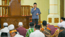 Gubernur NTB, Lalu Muhamad Iqbal saat Safari Ramadhan, di Masjid Raya Al-Muhwahidin, Kota Bima, Jumat malam  (21/3/2025).