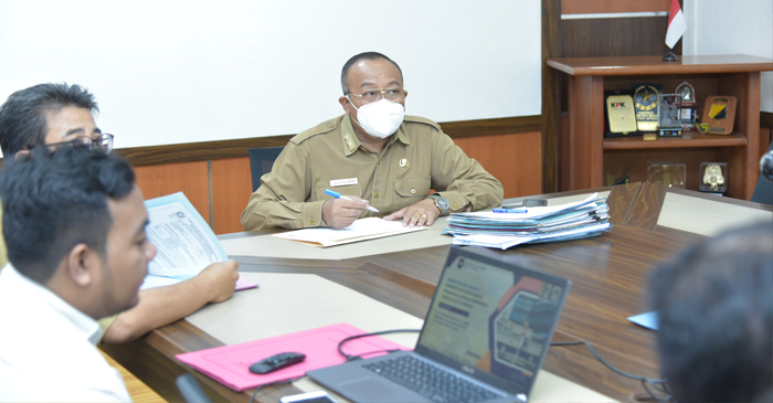 Sekda NTB, HL Gita Ariadi saat mengikuti Rakor Tingkat Nasional Perencanaan Penanggulangan Kemiskinan Tahun 2025, yang diselenggarakan Kementerian PPN/Bappenas RI secara daring, di Ruang Rapat Sekda NTB, Senin (17/3/2025).