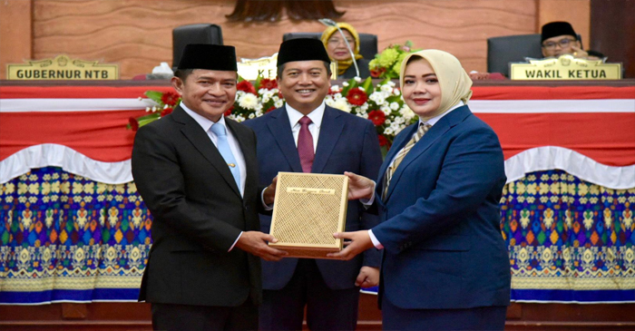 Momen Sertijab Gubernur NTB, H Lalu Muhamad Iqbal; Wagub NTB, Hj Indah Dhamayanti Putri bersama Pj Gubernur NTB, Hassanudin, di Gedung DPRD NTB. 