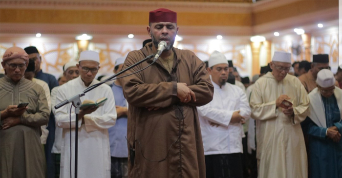 Suasana sholat tarawih di Masjid Hubbul Wathan Islamic Center (IC) Provinsi NTB tadi malam (Jumat malam, 7/3/2025), yang diimami oleh Syeikh Muhammad Mkkaoul, asal Maroko. 