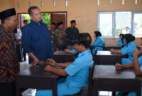 Gubernur NTB, Lalu Muhamad Iqbal saat berkunjung ke SMKN 2 Pujut, Lombok Tengah, Sabtu (15/3/2025).