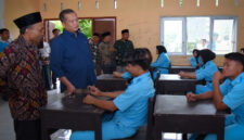 Gubernur NTB, Lalu Muhamad Iqbal saat berkunjung ke SMKN 2 Pujut, Lombok Tengah, Sabtu (15/3/2025).