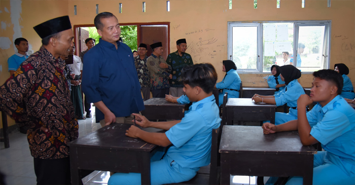 Gubernur NTB, Lalu Muhamad Iqbal saat berkunjung ke SMKN 2 Pujut, Lombok Tengah, Sabtu (15/3/2025).