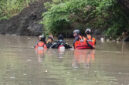 Tim SAR Gabungan saat mencari Abad Nailun Nabhan (8 tahun) yang hilang jatuh di sungai belakang rumahnya.