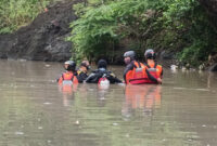 Tim SAR Gabungan saat mencari Abad Nailun Nabhan (8 tahun) yang hilang jatuh di sungai belakang rumahnya.