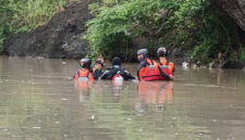 Tim SAR Gabungan saat mencari Abad Nailun Nabhan (8 tahun) yang hilang jatuh di sungai belakang rumahnya.