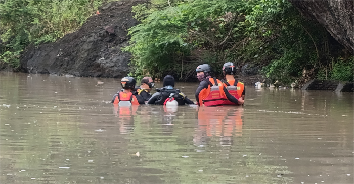 Tim SAR Gabungan saat mencari Abad Nailun Nabhan (8 tahun) yang hilang jatuh di sungai belakang rumahnya.