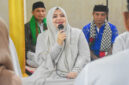 Wagub NTB, Hj Indah Dhamayanti Putri saat melakukan Safari Ramadhan sekaligus melaksanakan sholat isya berjamaah di Masjid Al-Wustha, Desa Panda, Kecamatan Palibelo, Kabupaten Bima, Rabu malam (12/3/2025).