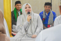 Wagub NTB, Hj Indah Dhamayanti Putri saat melakukan Safari Ramadhan sekaligus melaksanakan sholat isya berjamaah di Masjid Al-Wustha, Desa Panda, Kecamatan Palibelo, Kabupaten Bima, Rabu malam (12/3/2025).