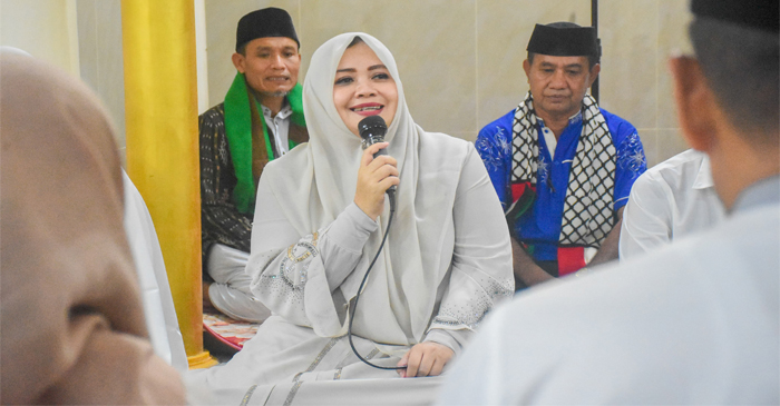 Wagub NTB, Hj Indah Dhamayanti Putri saat melakukan Safari Ramadhan sekaligus melaksanakan sholat isya berjamaah di Masjid Al-Wustha, Desa Panda, Kecamatan Palibelo, Kabupaten Bima, Rabu malam (12/3/2025).