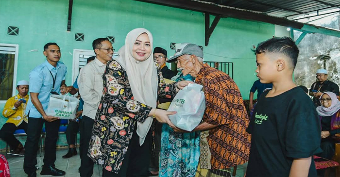 Wagub NTB, Hj Indah Dhamayanti Putri saat memberikan bingkisan kepada kepada masyarakat jompo di sela-sela acara pertemuan dengan para pengurus Pusat Koperasi Serba Usaha Karya Terpadu Madani Nusa Tenggara Barat (PKSU KTM-NTB), Sabtu (22/3/2025).