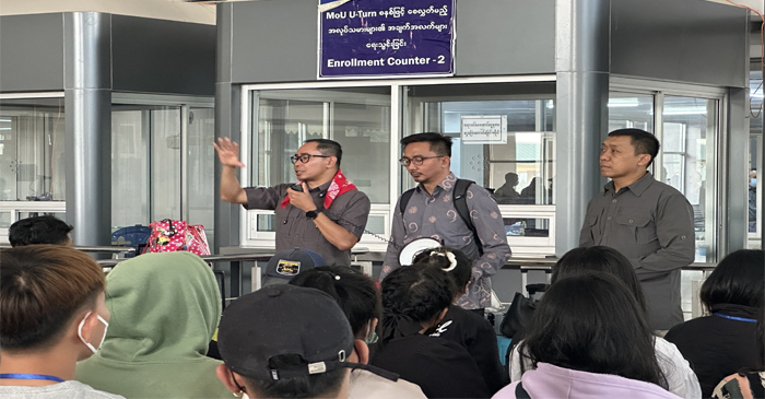 Direktur PWNI Kemlu, Judha Nugraha saat memberikan arahan kepada 400 WNI yang berhasil dikeluarkan dari wilayah konflik Myawaddy, Myanmar, pada Senin (17/3/2025).