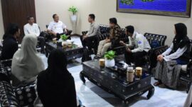 Gubernur NTB, Lalu Muhamad Iqbal saat menerima audiensi DPW We Save NTB terkait study tour Australia We Save NTB dan Milenium Kids (Australia) dalam rangka belajar pengelolaan sampah dan penataa lingkungan, Goes to School dan Kunjungan Kedubes Indonesia–Australia, di ruang kerja Gubernur NTB, Rabu (16/4/2025).