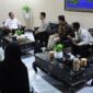 Gubernur NTB, Lalu Muhamad Iqbal saat menerima audiensi DPW We Save NTB terkait study tour Australia We Save NTB dan Milenium Kids (Australia) dalam rangka belajar pengelolaan sampah dan penataa lingkungan, Goes to School dan Kunjungan Kedubes Indonesia–Australia, di ruang kerja Gubernur NTB, Rabu (16/4/2025).