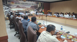 Suasana audiensi antara pihak PLN dengan Pemprov NTT.